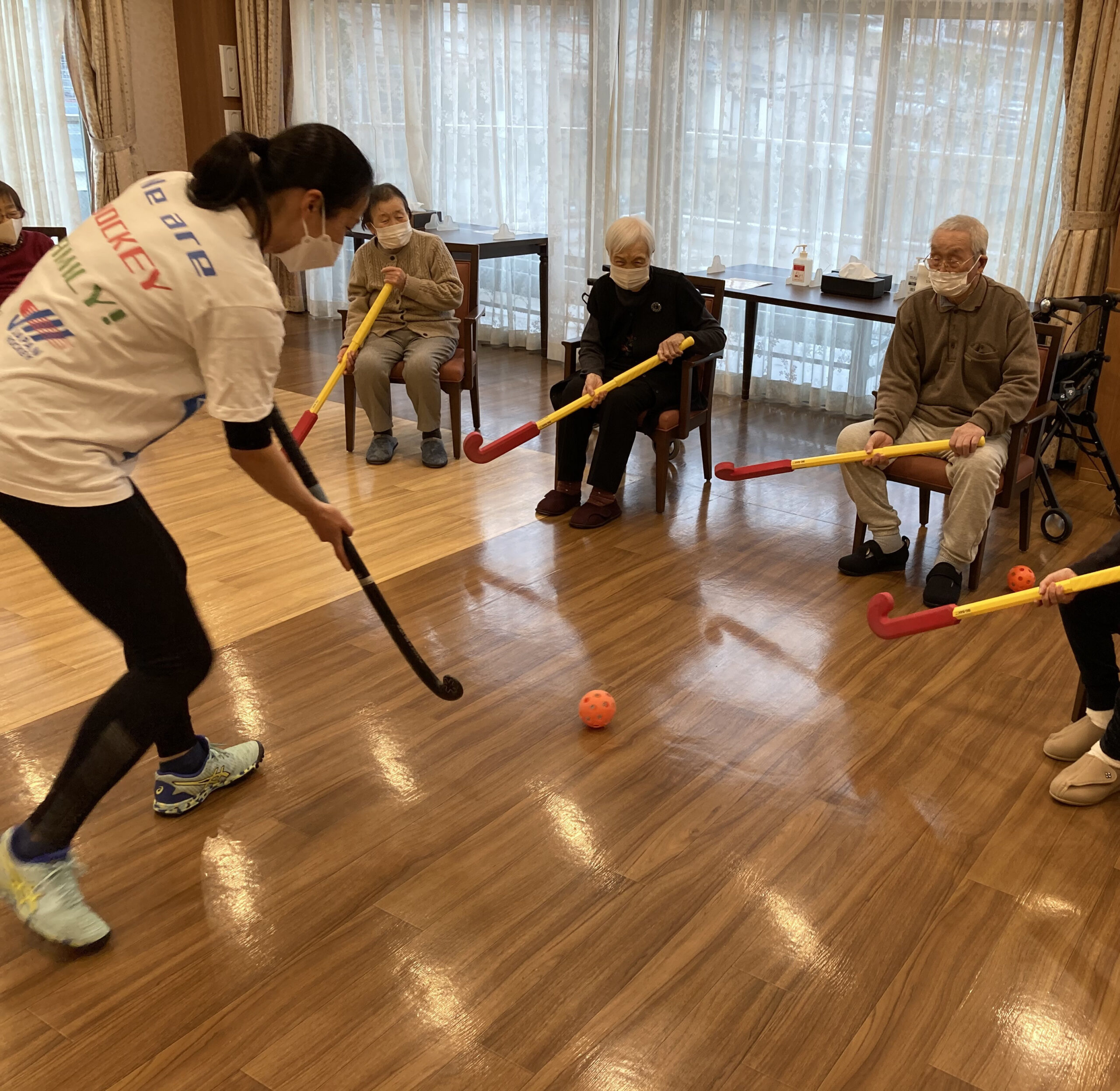 元さくらジャパン 小野真由美が行く ホッケー体験会 ラヴィーレ神戸伊川谷 Sompoケア Watch 介護現場の真実を伝える社内報